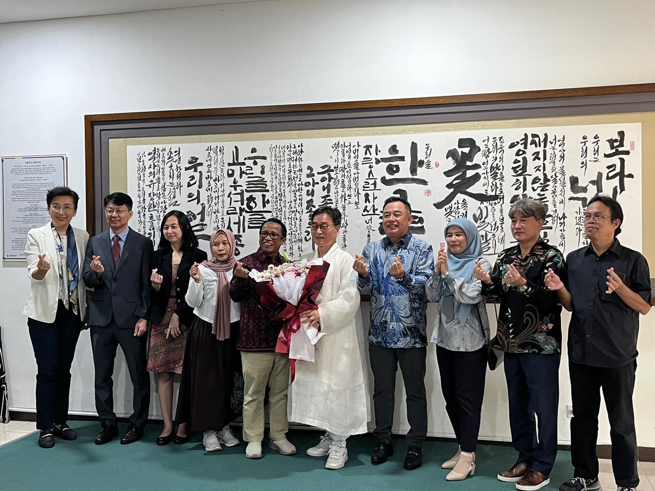 Serah Terima Lukisan Hangeul di Gedung FIB Universitas Indonesia
