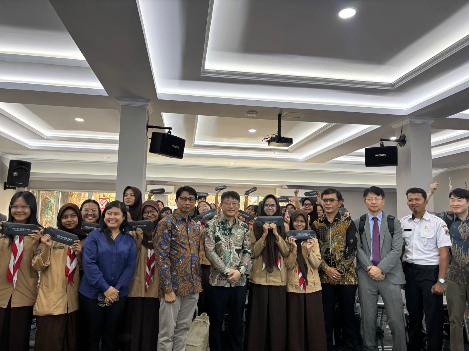 Group photo of Indonesian and South Korean students exchange event