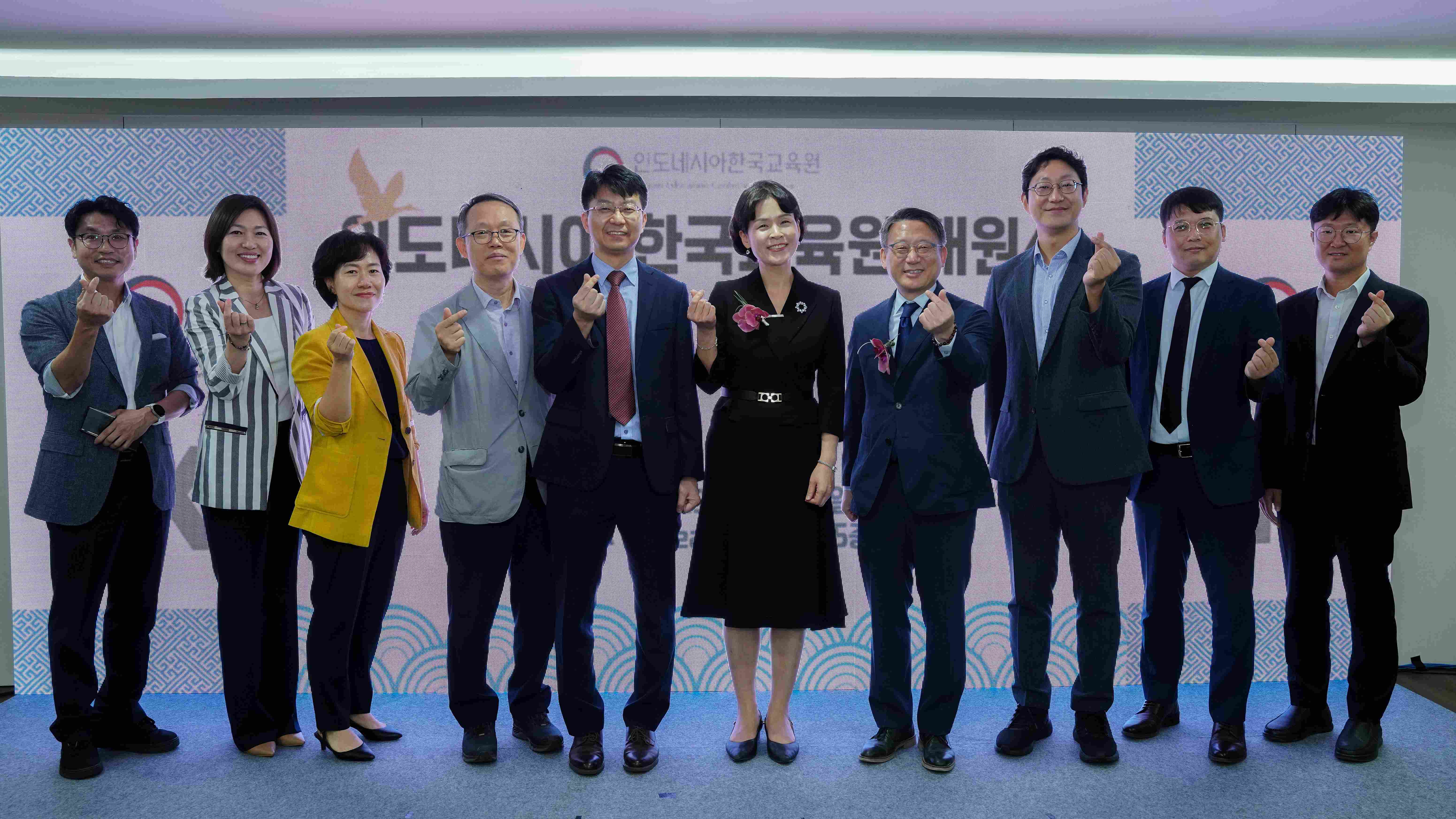 Foto grup pelajar pertukaran di depan spanduk acara Korea Selatan