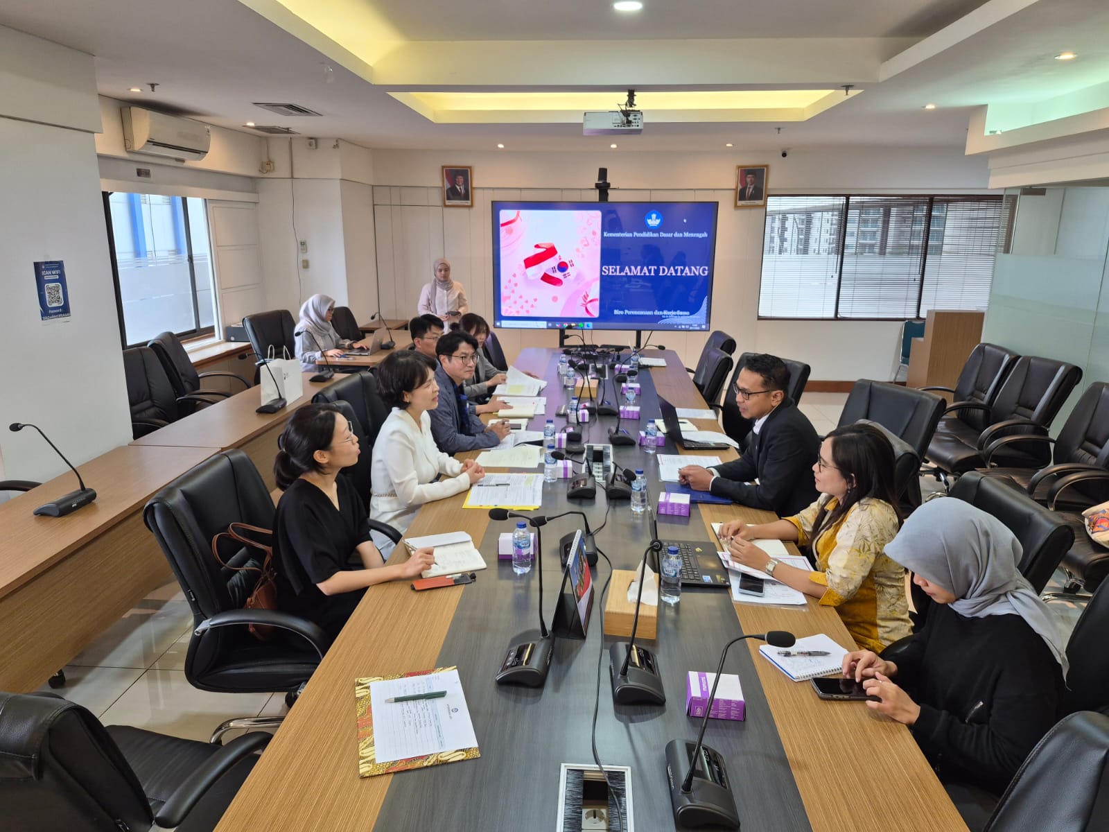 Group photo of Indonesian and South Korean students exchange event