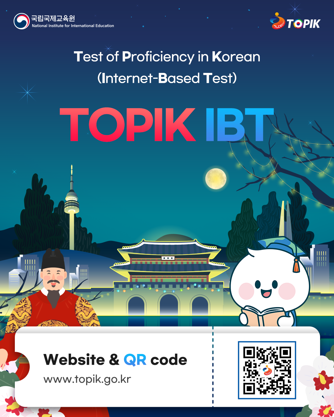 Seorang wanita muda duduk di depan laptop dan menulis di buku catatan