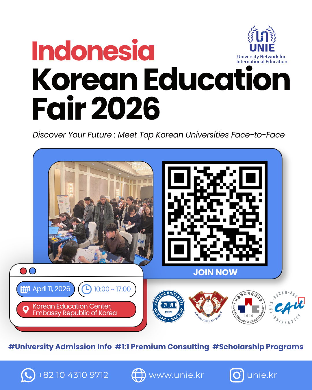 Seorang wanita muda duduk di depan laptop dan menulis di buku catatan