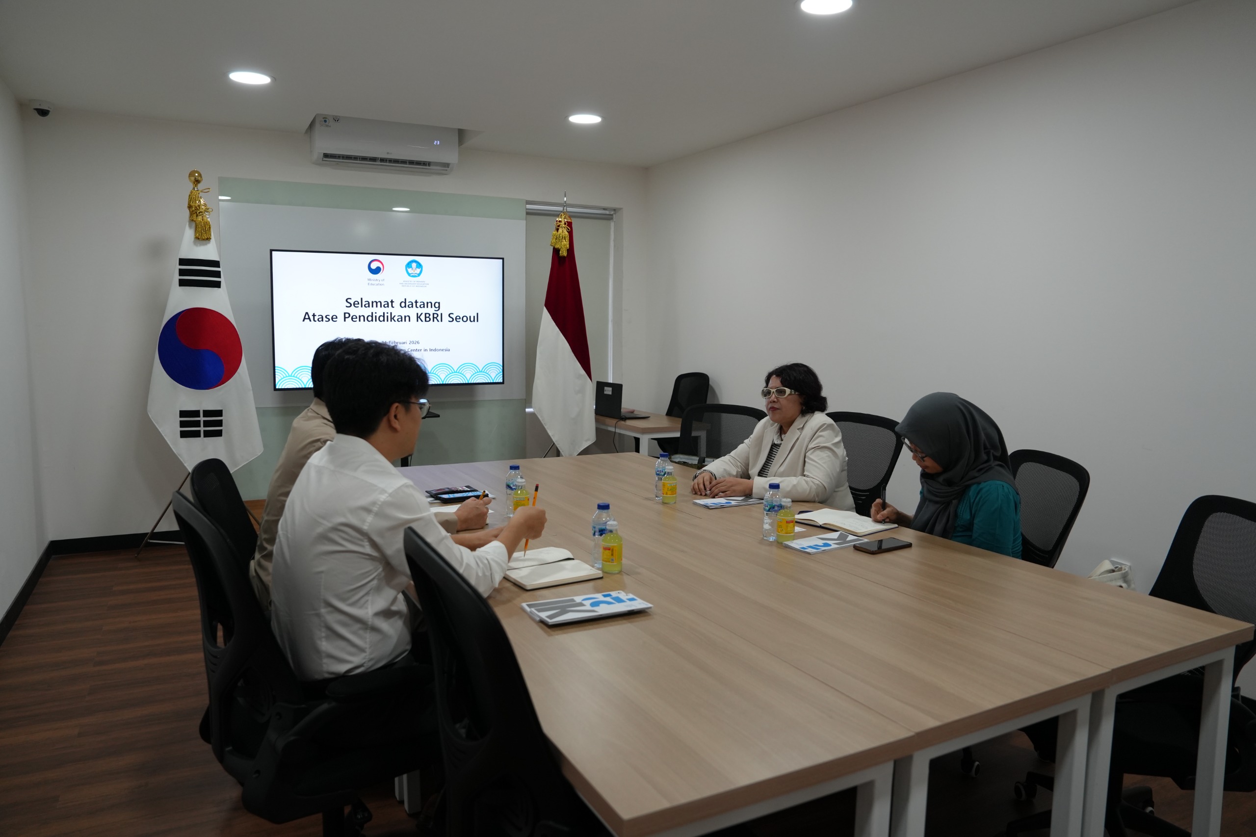 Group photo of Indonesian and South Korean students exchange event