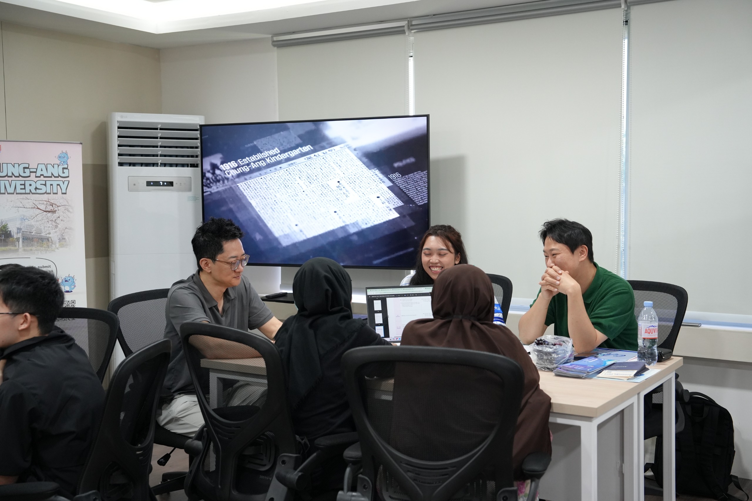 Foto grup pelajar pertukaran di depan spanduk acara Korea Selatan